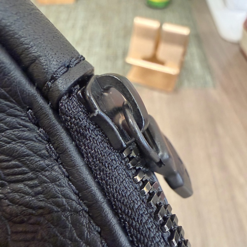 LV M21890黑小牛皮壓紋Duo Slingbag斜背包 肩背包-39