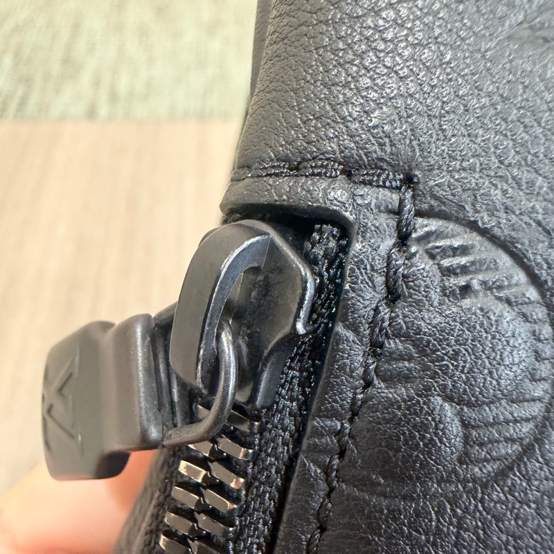 LV M21890黑小牛皮壓紋Duo Slingbag斜背包 肩背包-40