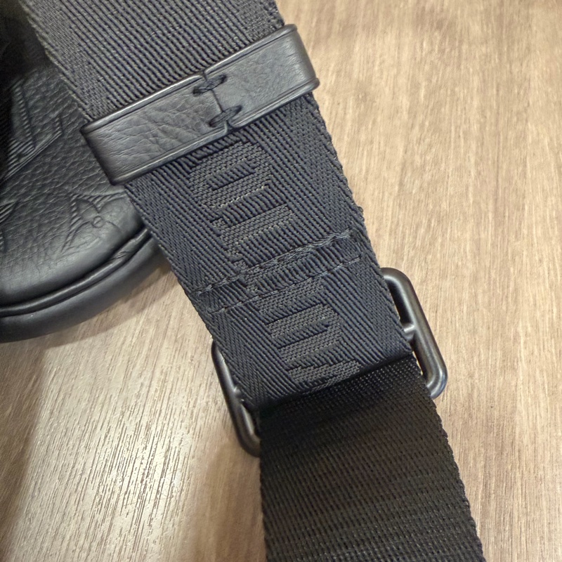 LV M21890黑小牛皮壓紋Duo Slingbag斜背包 肩背包-41