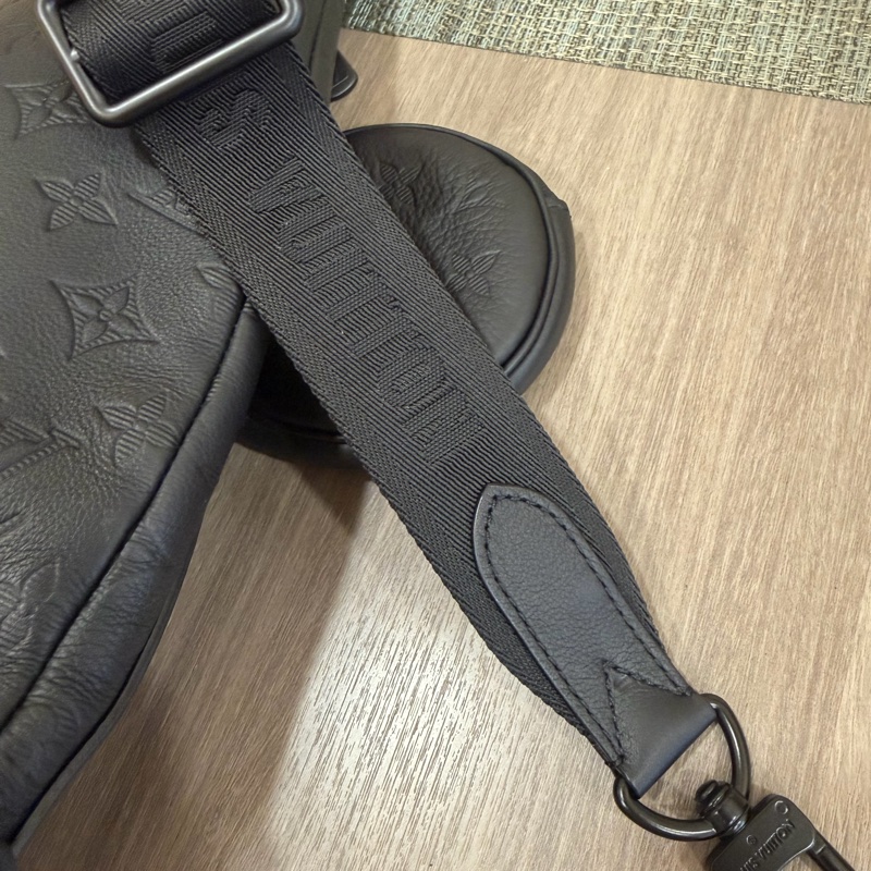 LV M21890黑小牛皮壓紋Duo Slingbag斜背包 肩背包-42