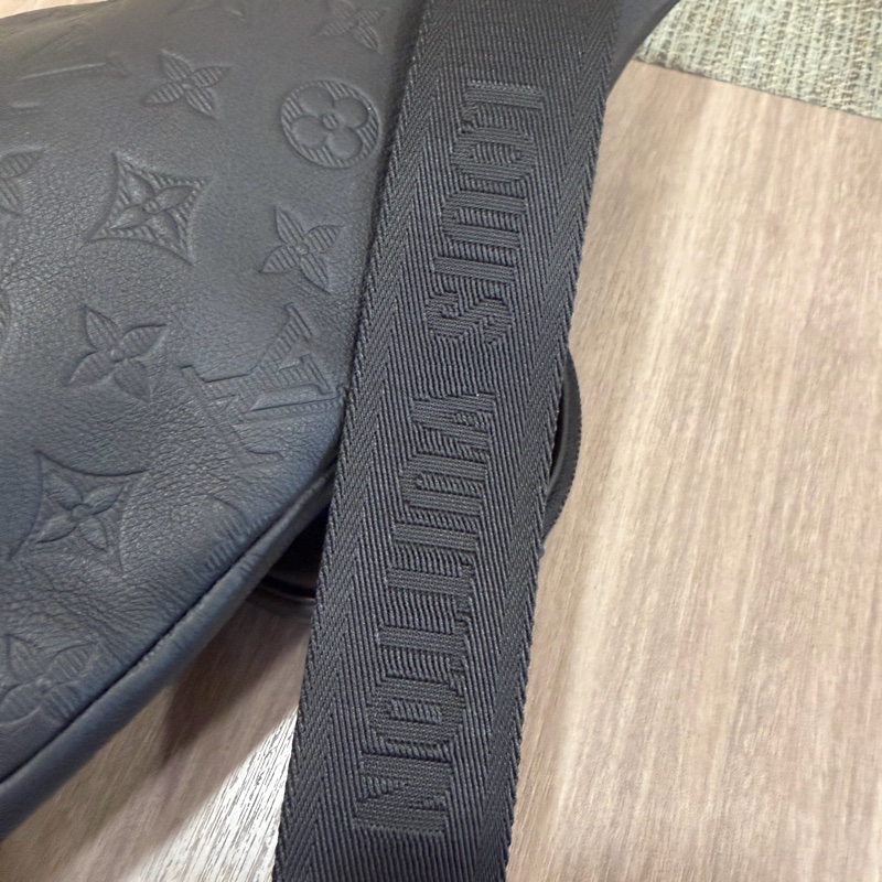 LV M21890黑小牛皮壓紋Duo Slingbag斜背包 肩背包-43