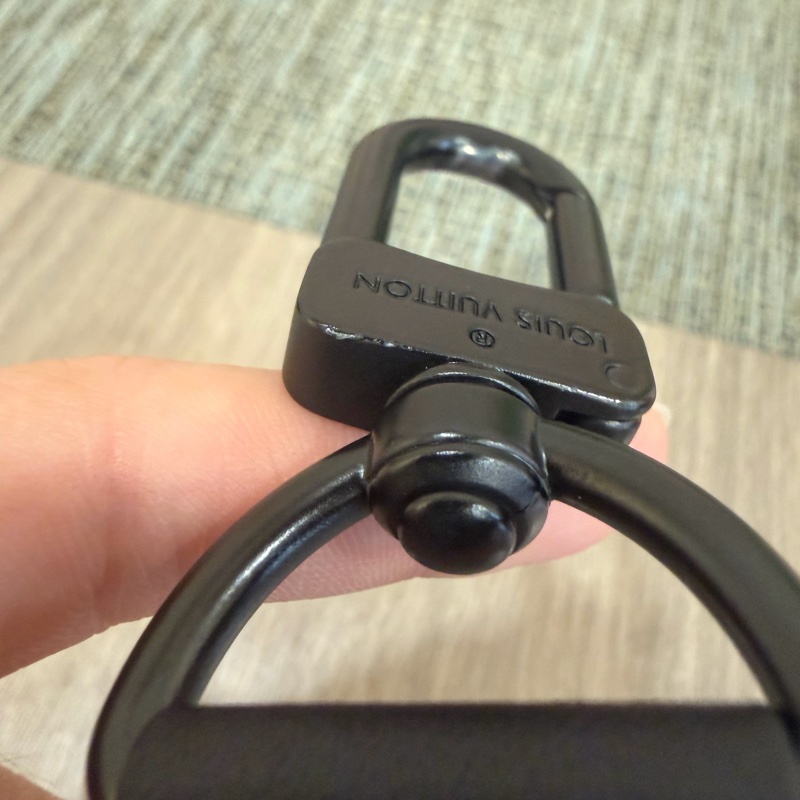 LV M21890黑小牛皮壓紋Duo Slingbag斜背包 肩背包-44