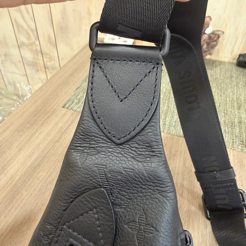 LV M21890黑小牛皮壓紋Duo Slingbag斜背包 肩背包-45