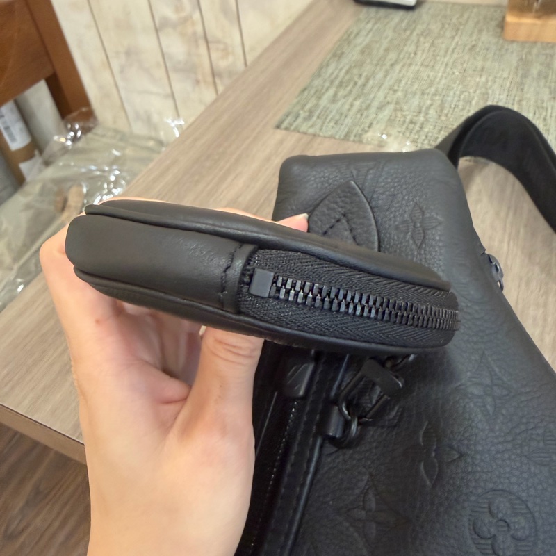 LV M21890黑小牛皮壓紋Duo Slingbag斜背包 肩背包-46