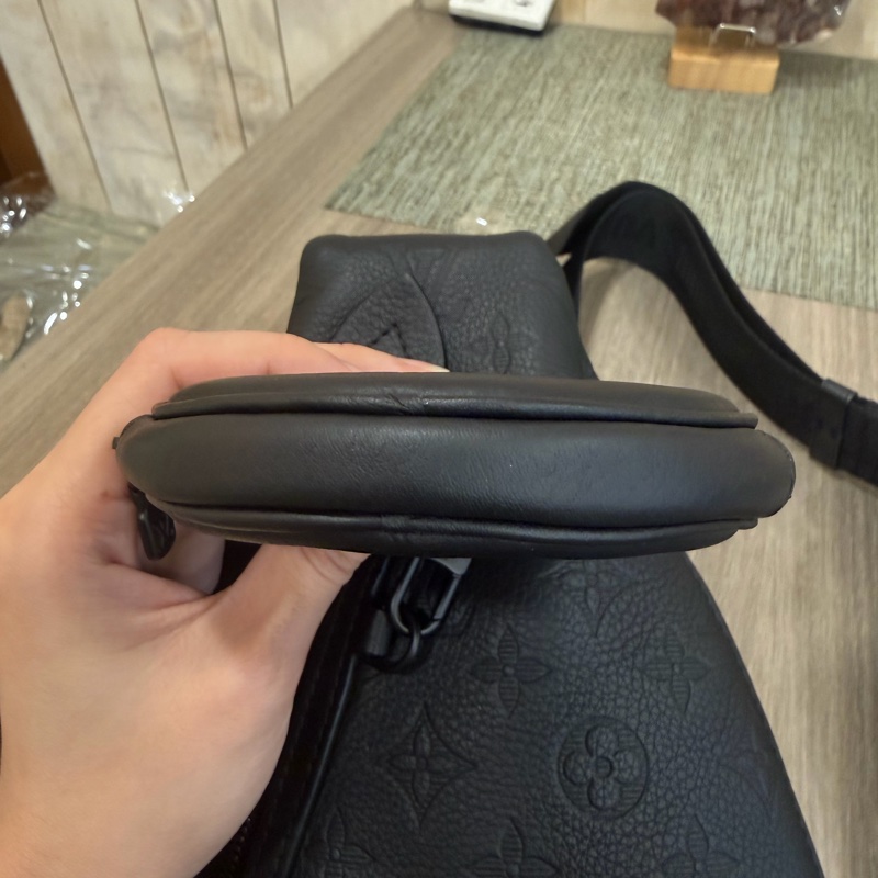 LV M21890黑小牛皮壓紋Duo Slingbag斜背包 肩背包-47