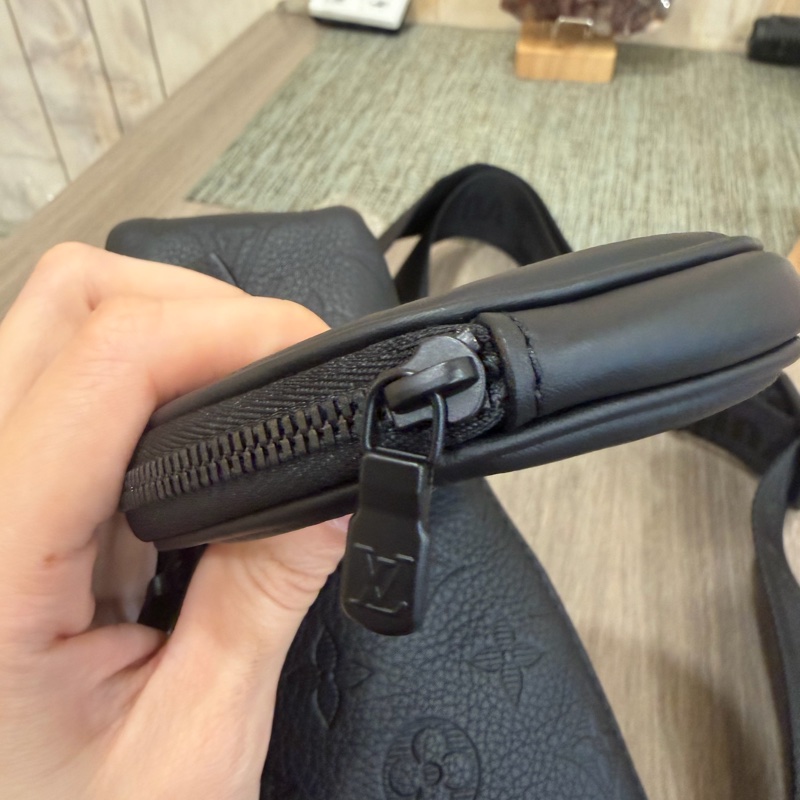 LV M21890黑小牛皮壓紋Duo Slingbag斜背包 肩背包-48