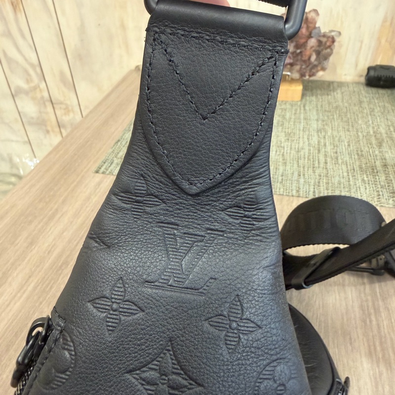 LV M21890黑小牛皮壓紋Duo Slingbag斜背包 肩背包-50