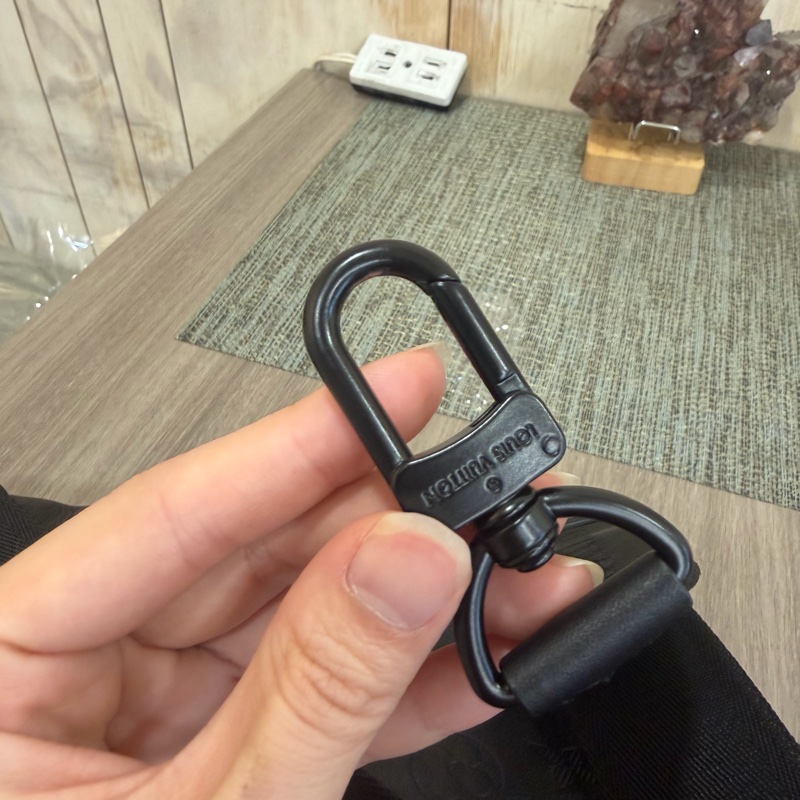 LV M21890黑小牛皮壓紋Duo Slingbag斜背包 肩背包-51