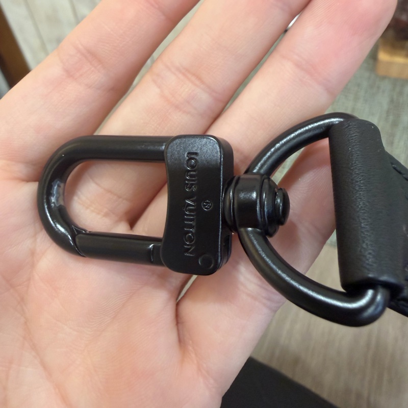 LV M21890黑小牛皮壓紋Duo Slingbag斜背包 肩背包-52