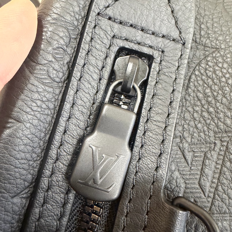 LV M21890黑小牛皮壓紋Duo Slingbag斜背包 肩背包-55