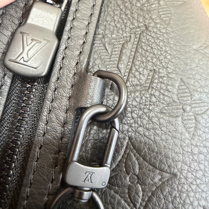 LV M21890黑小牛皮壓紋Duo Slingbag斜背包 肩背包-56