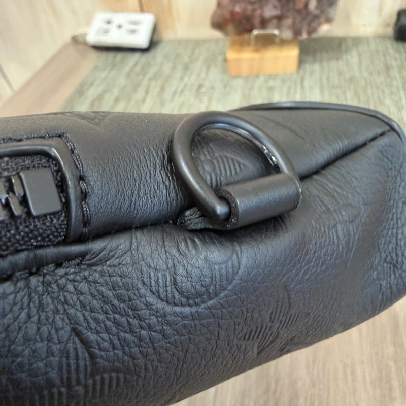 LV M21890黑小牛皮壓紋Duo Slingbag斜背包 肩背包-58
