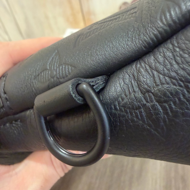 LV M21890黑小牛皮壓紋Duo Slingbag斜背包 肩背包-59