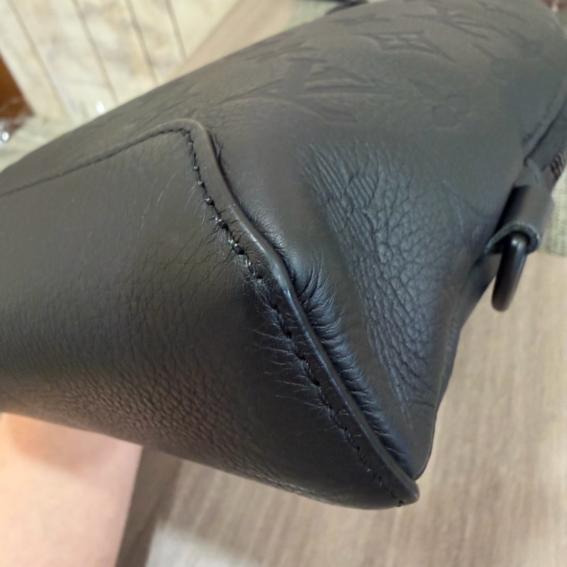 LV M21890黑小牛皮壓紋Duo Slingbag斜背包 肩背包-62
