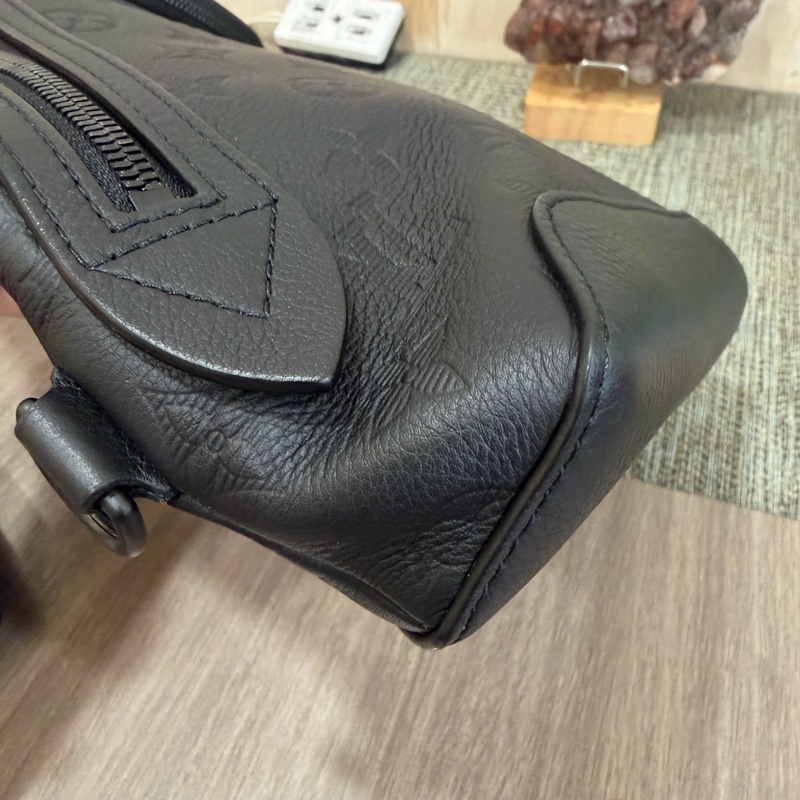 LV M21890黑小牛皮壓紋Duo Slingbag斜背包 肩背包-63