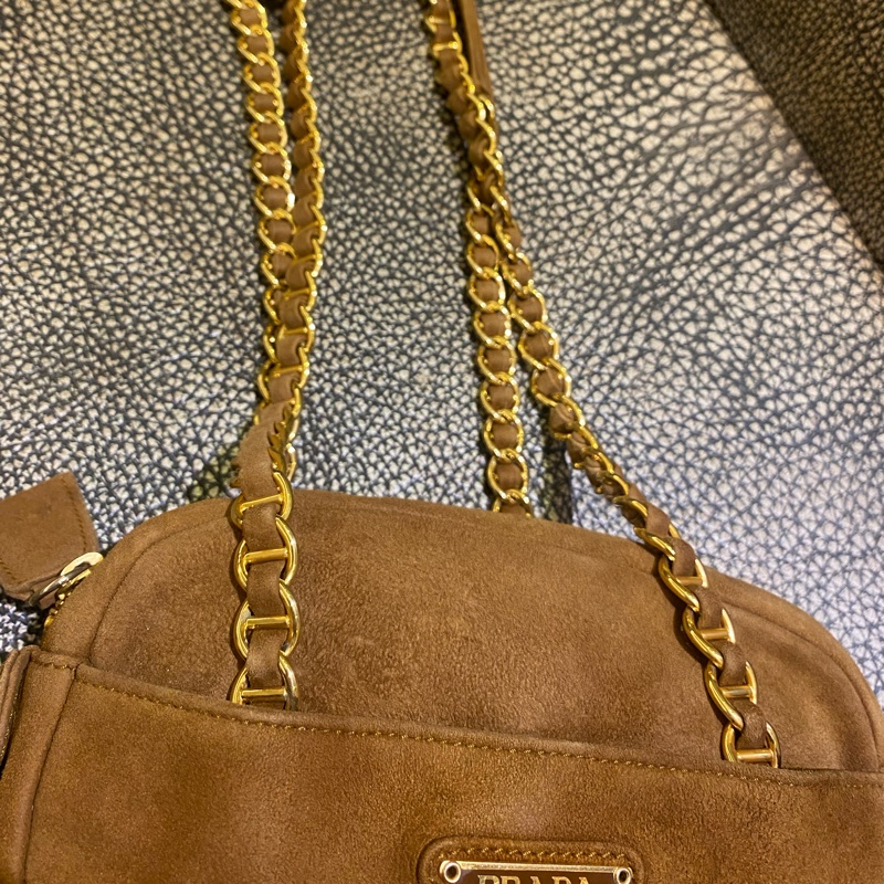 Prada麂皮金棕斜挎包-11