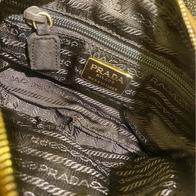 Prada麂皮金棕斜挎包-19