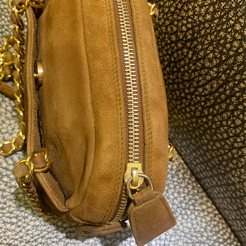 Prada麂皮金棕斜挎包-28