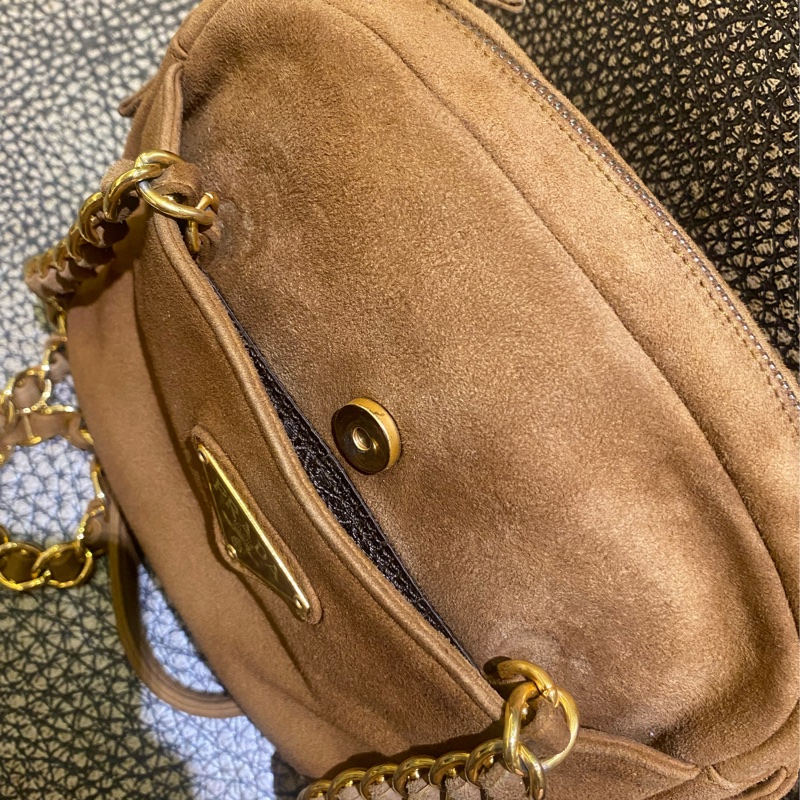 Prada麂皮金棕斜挎包-29