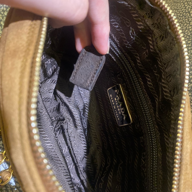 Prada麂皮金棕斜挎包-33