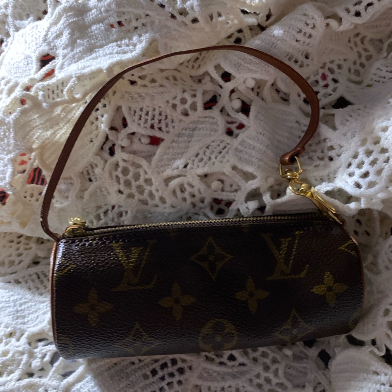 LOUIS VUITTON LV 路易威登 老花帆布圓筒化妝包 手拿包 小手袋包 小拿包-3