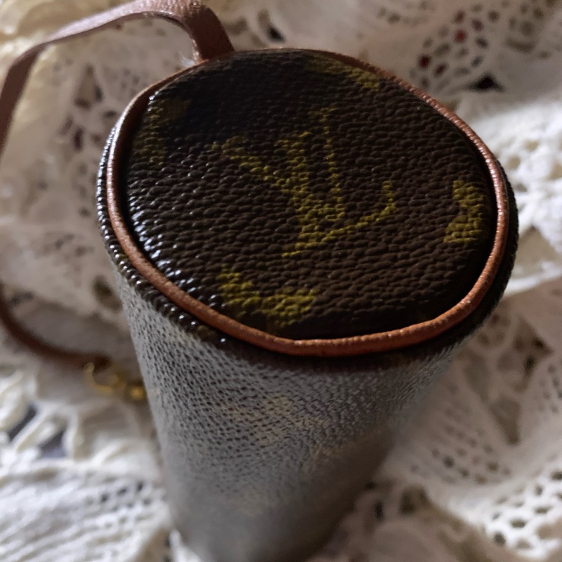 LOUIS VUITTON LV 路易威登 老花帆布圓筒化妝包 手拿包 小手袋包 小拿包-4