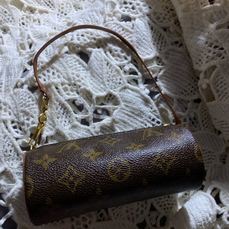 LOUIS VUITTON LV 路易威登 老花帆布圓筒化妝包 手拿包 小手袋包 小拿包-7