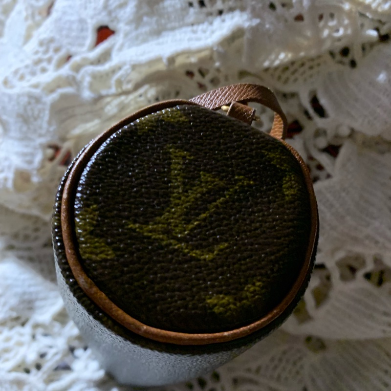 LOUIS VUITTON LV 路易威登 老花帆布圓筒化妝包 手拿包 小手袋包 小拿包-10