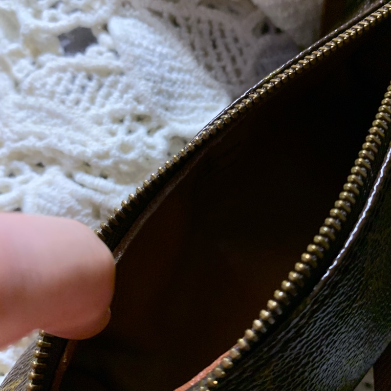 LOUIS VUITTON LV 路易威登 老花帆布圓筒化妝包 手拿包 小手袋包 小拿包-22