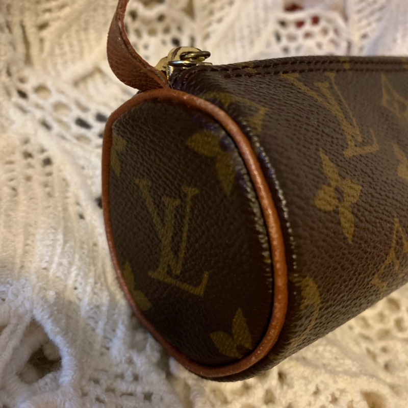 LOUIS VUITTON LV 路易威登 老花帆布圓筒化妝包 手拿包 小手袋包 小拿包-14