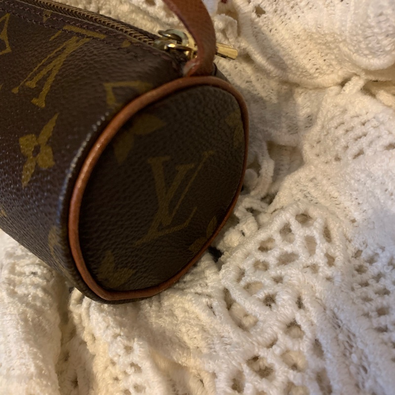LOUIS VUITTON LV 路易威登 老花帆布圓筒化妝包 手拿包 小手袋包 小拿包-17