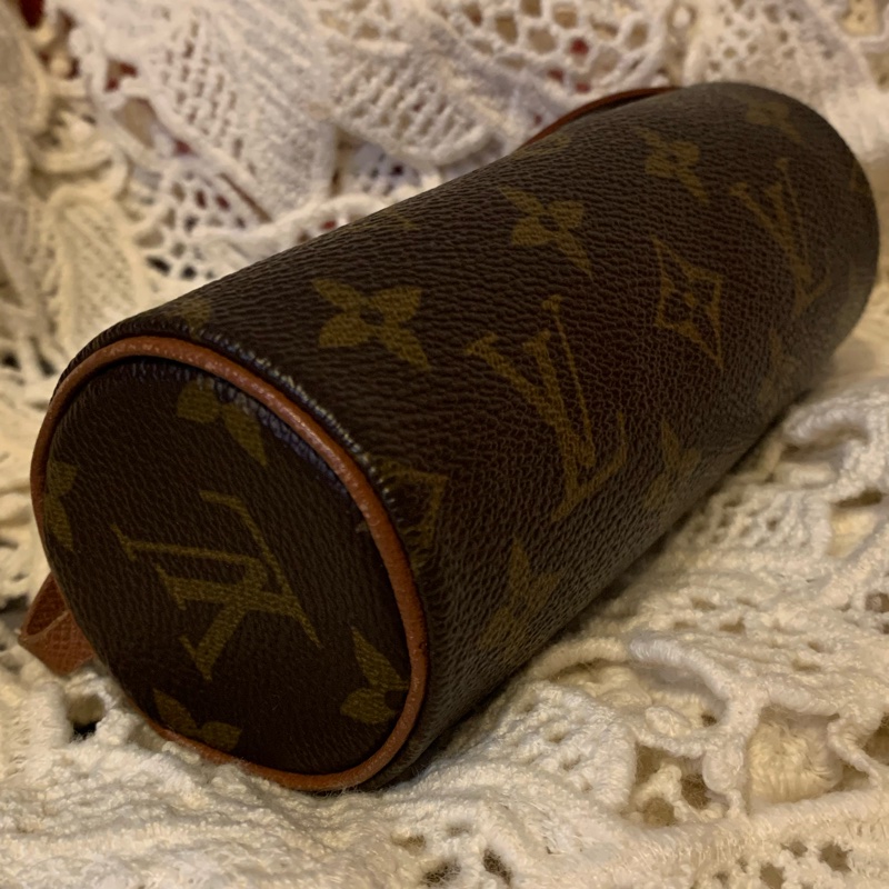 LOUIS VUITTON LV 路易威登 老花帆布圓筒化妝包 手拿包 小手袋包 小拿包-19