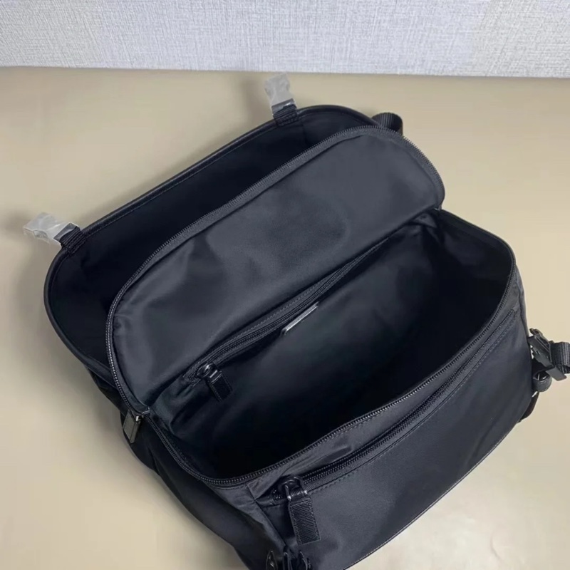 Prada尼龍郵差包（相機包） 全新-3
