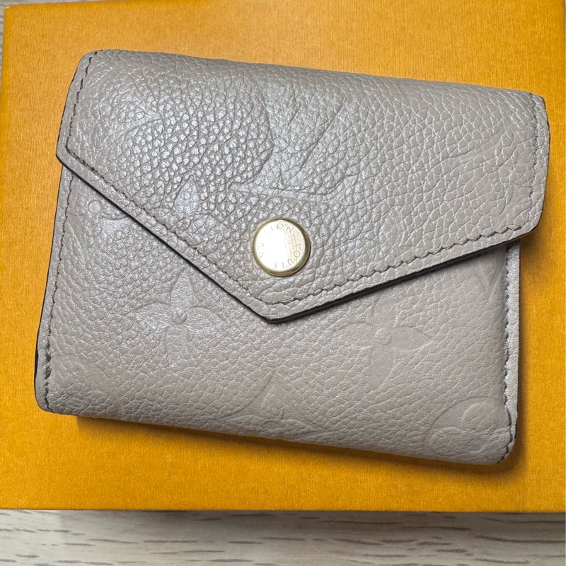 二手 LV ZOE大象灰壓紋短夾 晶片款 全配-0