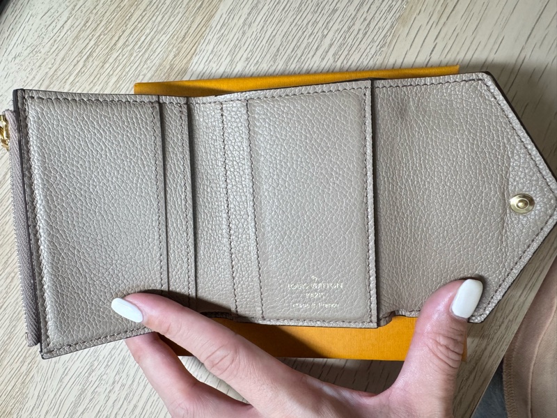 二手 LV ZOE大象灰壓紋短夾 晶片款 全配-2