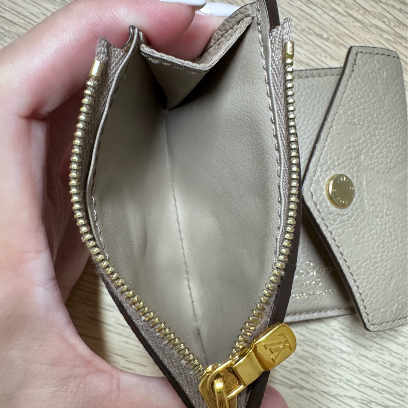 二手 LV ZOE大象灰壓紋短夾 晶片款 全配-4