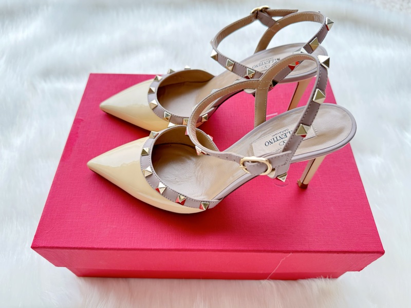 ［1.6折] 人類史上最美的100雙鞋第一名  Valentino Rockstud 鉚釘高跟鞋 米色漆皮-1