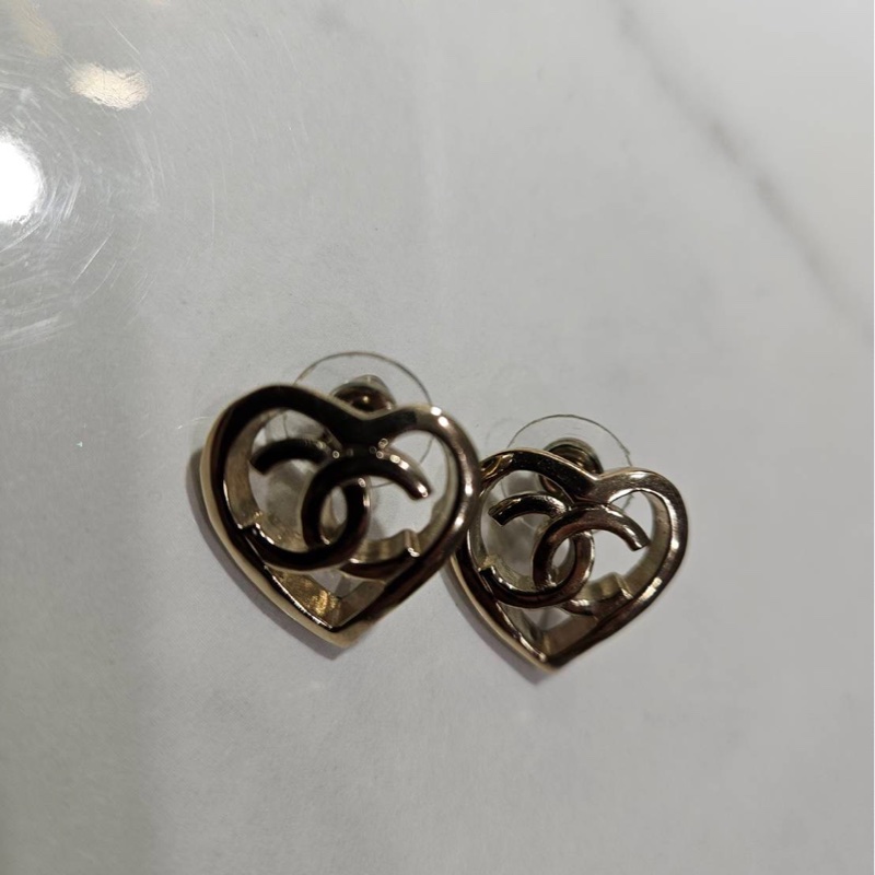 CHANEL 經典雙C LOGO簍空愛心耳環-8