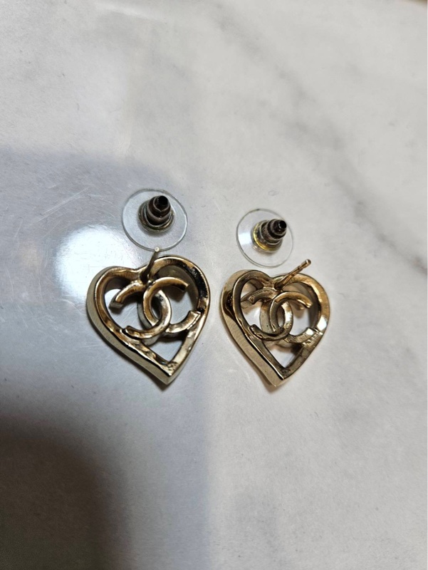 CHANEL 經典雙C LOGO簍空愛心耳環-9