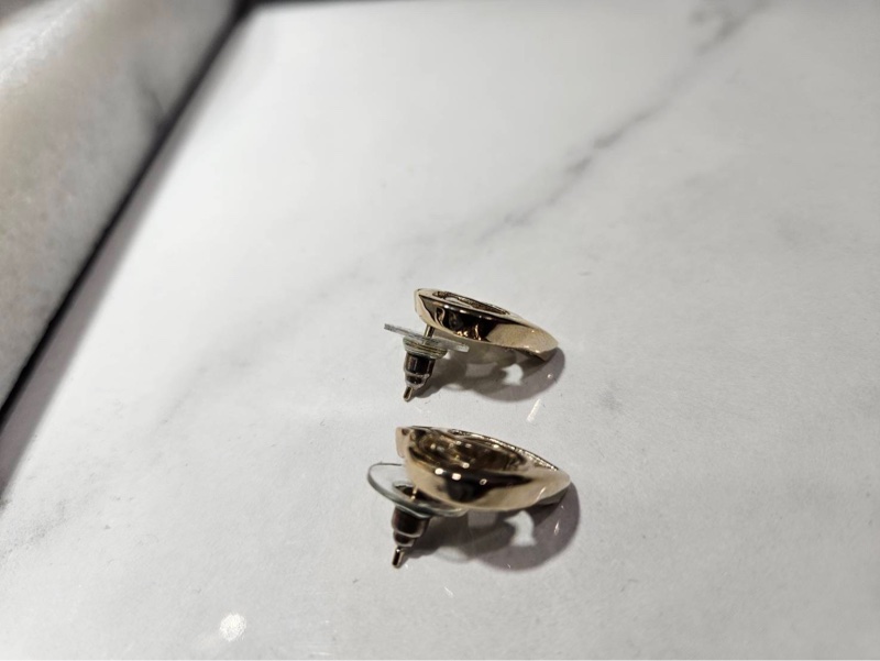 CHANEL 經典雙C LOGO簍空愛心耳環-10