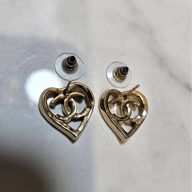 CHANEL 經典雙C LOGO簍空愛心耳環-11