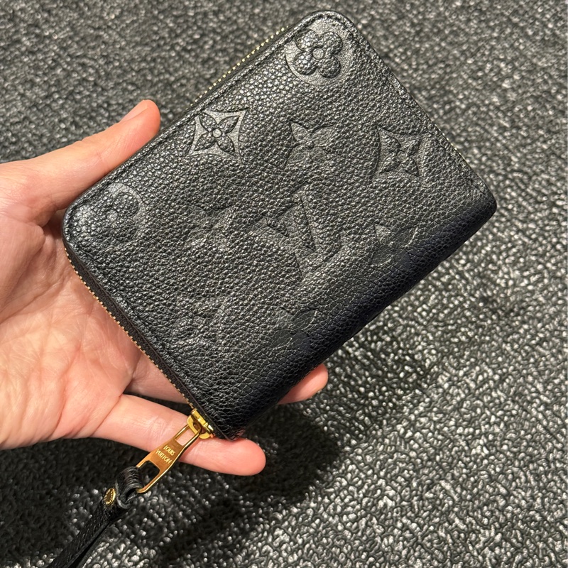 出名的超好用全皮革錢包🏅美品🖤櫃上23600💰LV黑色壓紋印花 牛皮 零錢包 短夾 m60574-6