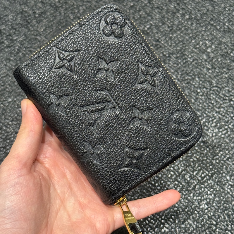出名的超好用全皮革錢包🏅美品🖤櫃上23600💰LV黑色壓紋印花 牛皮 零錢包 短夾 m60574-7