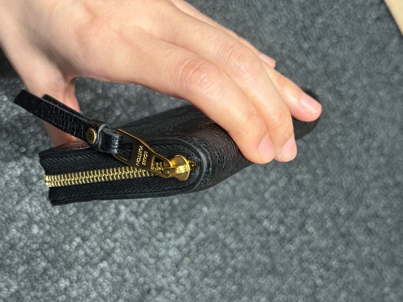 出名的超好用全皮革錢包🏅美品🖤櫃上23600💰LV黑色壓紋印花 牛皮 零錢包 短夾 m60574-14
