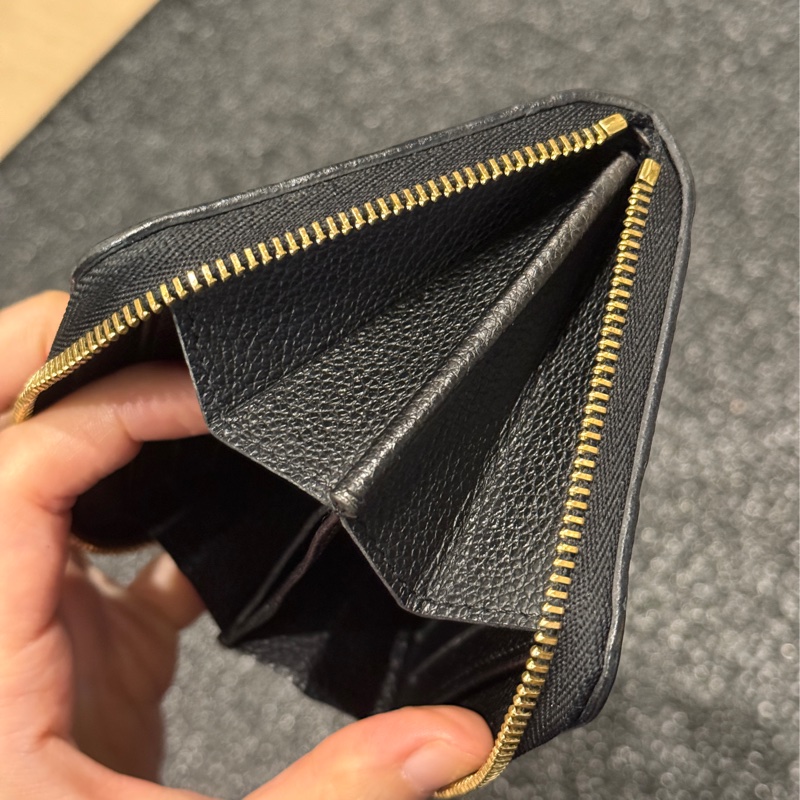 出名的超好用全皮革錢包🏅美品🖤櫃上23600💰LV黑色壓紋印花 牛皮 零錢包 短夾 m60574-16
