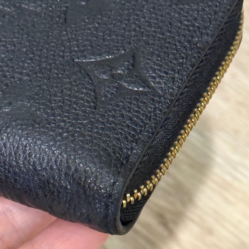 出名的超好用全皮革錢包🏅美品🖤櫃上23600💰LV黑色壓紋印花 牛皮 零錢包 短夾 m60574-24