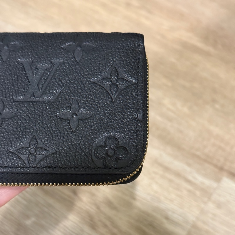 出名的超好用全皮革錢包🏅美品🖤櫃上23600💰LV黑色壓紋印花 牛皮 零錢包 短夾 m60574-26