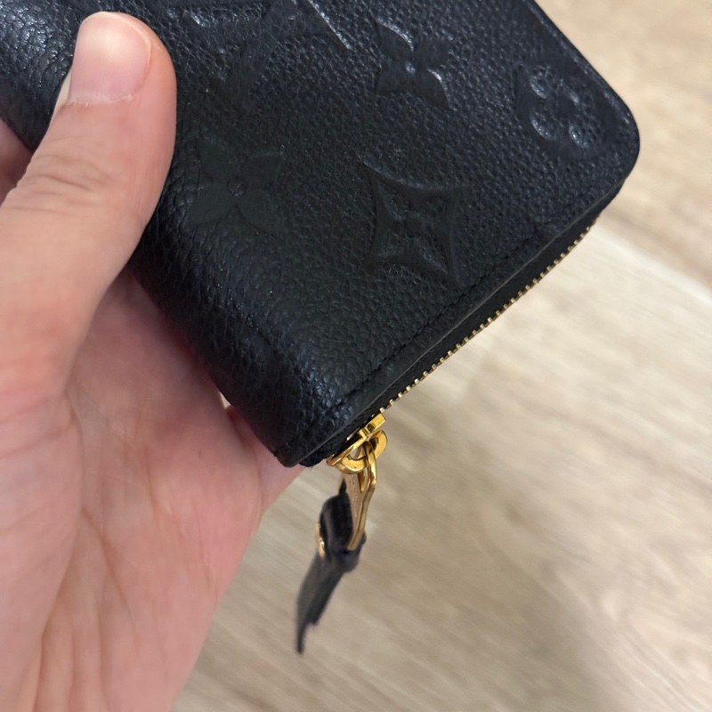 出名的超好用全皮革錢包🏅美品🖤櫃上23600💰LV黑色壓紋印花 牛皮 零錢包 短夾 m60574-28
