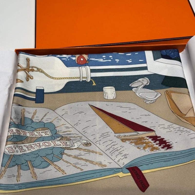 【Hermes】全新 - 2026春夏新款 詩意遨遊 香草色 / 海軍藍 / 綠色 90公分單面絲巾 - L'Esprit s'Envole 90方巾-2