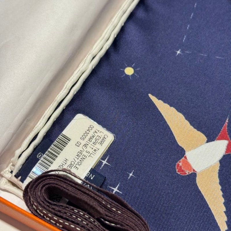 【Hermes】全新 - 2026春夏新款 詩意遨遊 香草色 / 海軍藍 / 綠色 90公分單面絲巾 - L'Esprit s'Envole 90方巾-3